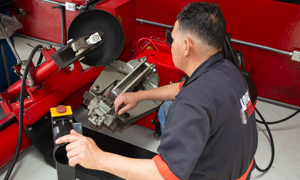 Atención técnica en taller Llanta Segura