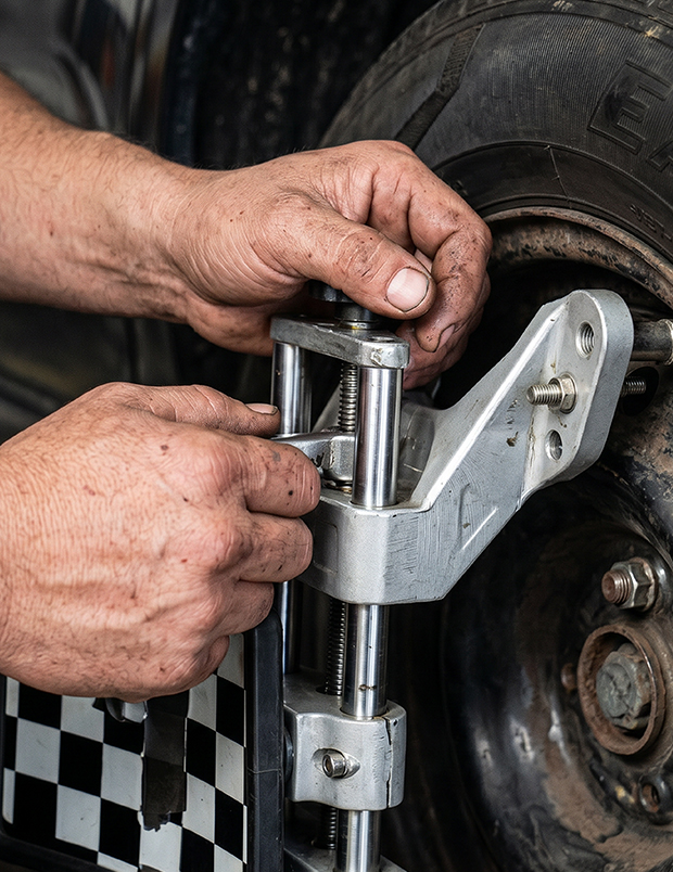 Mecánico reparando rueda